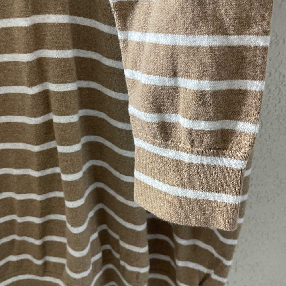 Express Men’s‎ Tan and Cream Button-Up Sweater
Size Large - Picture 4 of 9